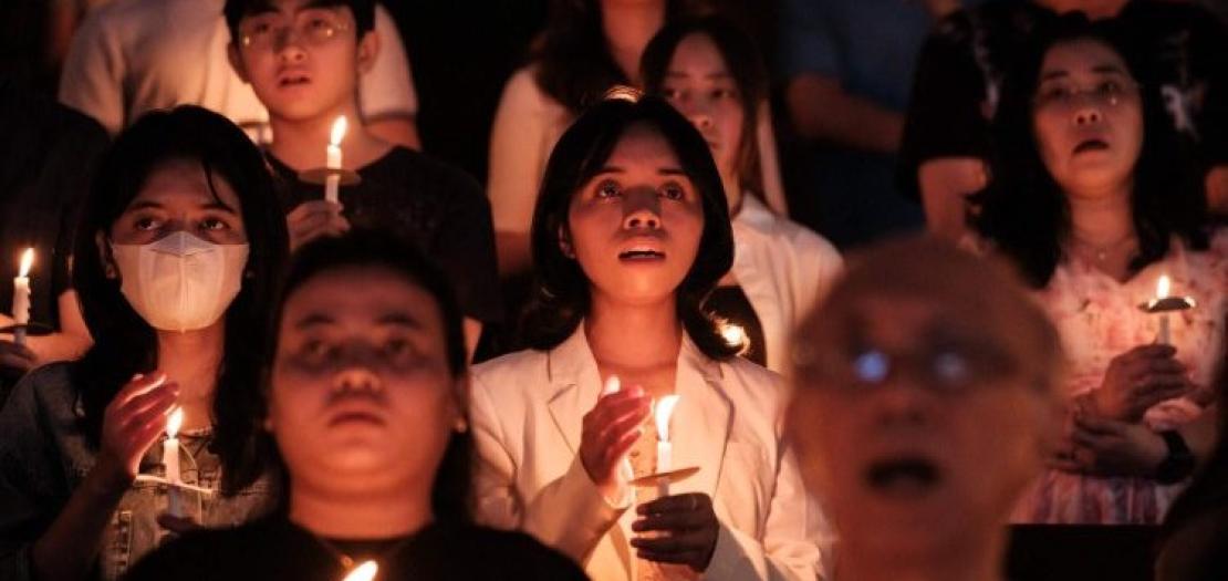 Catholic faithful hold candles at Easter Vigil in Jakarta (30 March 2024)