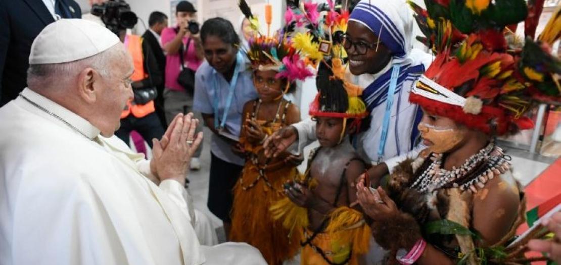 Pope Francis exchanges a smile with children and a Missionary of Charity in Port Moresby