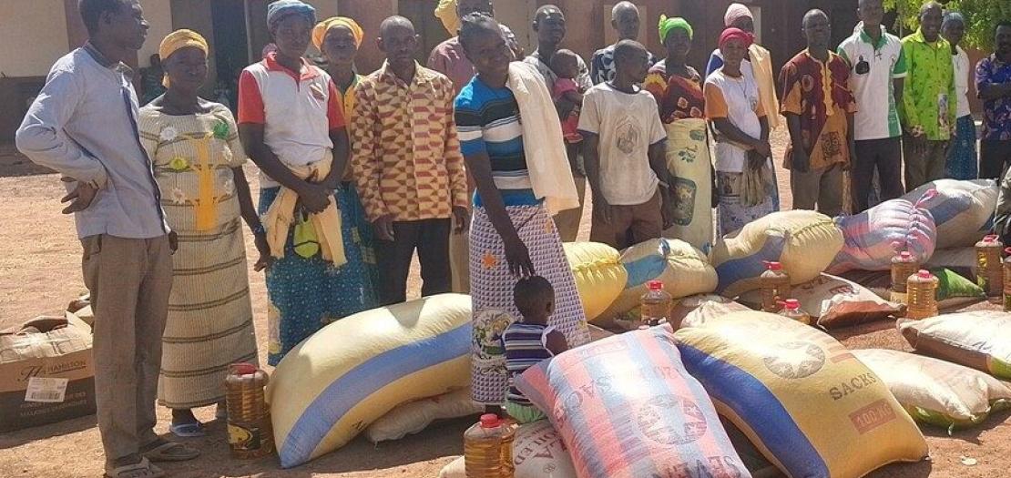 ACN food distribution for internally displaced catechists in Nouna Diocese, Burkina Faso