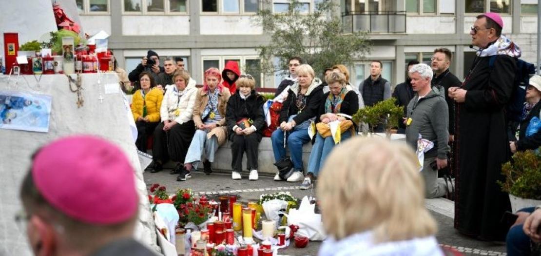 At Gemerlli Hospital, Archbishop Pezzi leads a group of Russian pilgrims in prayer