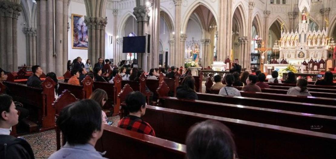 Chinese faithful at prayer   