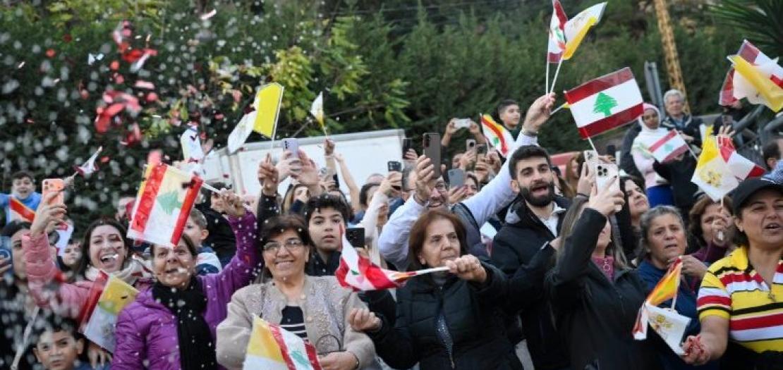 Crowds lining the streets to greet the Pope on his way to the hospital  