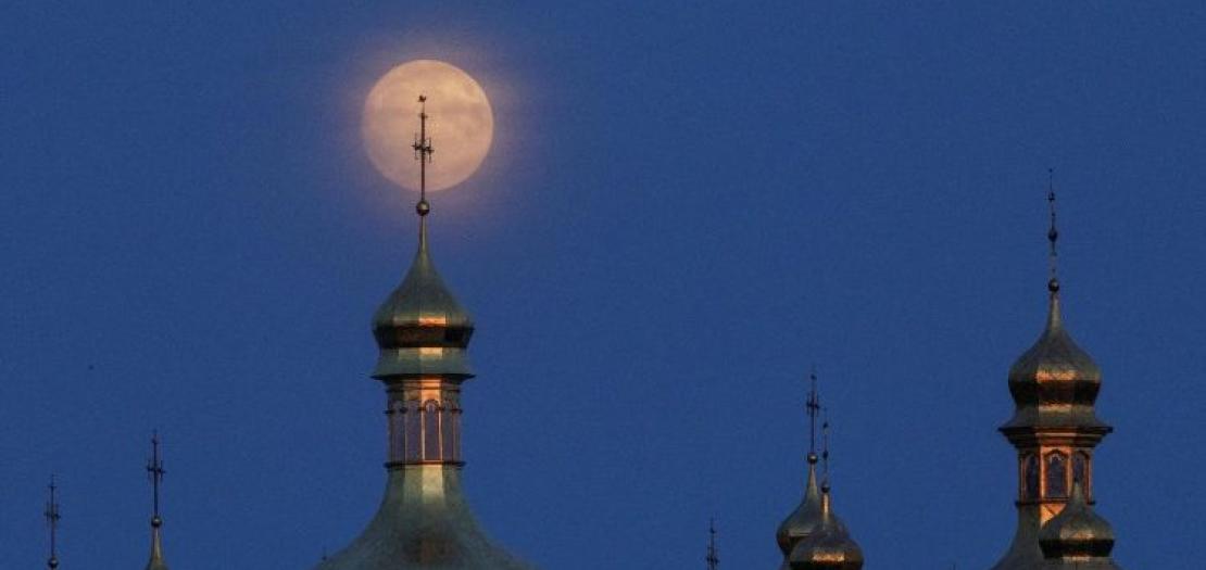Full moon moon rises over the Kyiv-Pechersk Lavra monastery in KyivFull moon moon rises over the Kyiv-Pechersk Lavra monastery in Kyiv 
