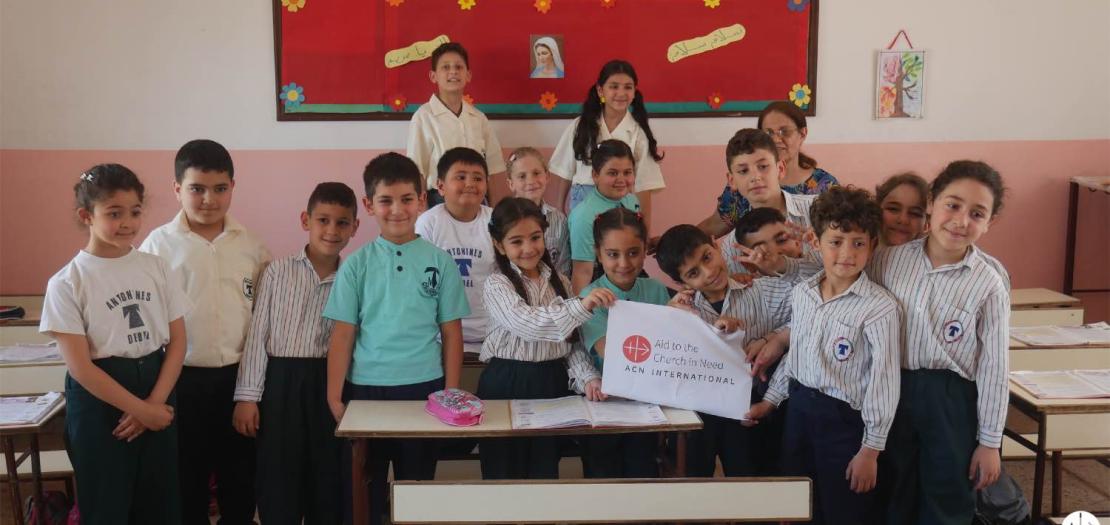  Despite the difficulties, children pray for peace in the world