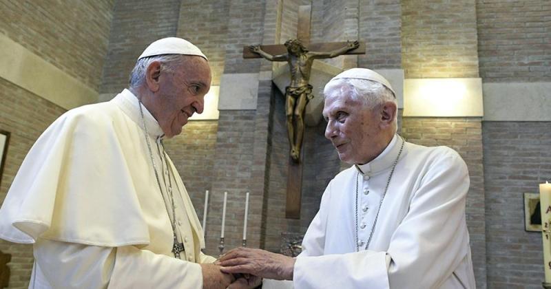 Pope Francis asks for prayers for Benedict XVI | Abouna